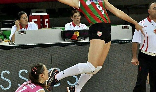 Simay Akdağ yuvasına geri döndü