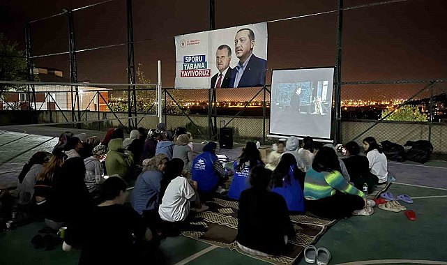 Sınavlar öncesi açık hava sinema etkinliği düzenlendi