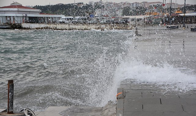 Sinop'ta beklenen fırtına etkili olmaya başladı