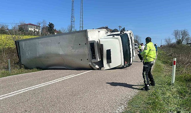Sinop'ta devrilen kamyonun sürücüsü yaralandı