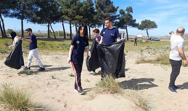 Sinop'ta öğrenciler sahil temizliği yaptı