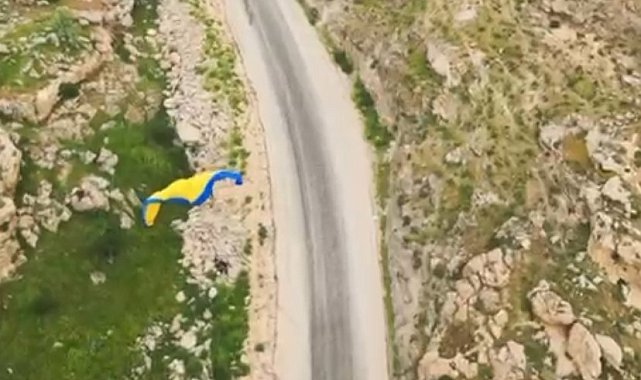 Şırnak'ta festivalde paraşüt düştü