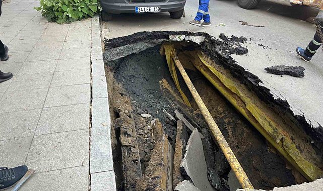 Şişli'de yol çöktü: 2 araç oluşan çukura düştü