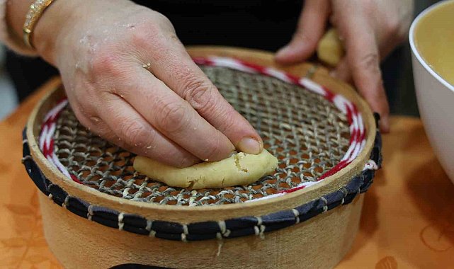 Sivas'ın yöresel tatlısı kalburabastı, bayram sofralarında yerini aldı