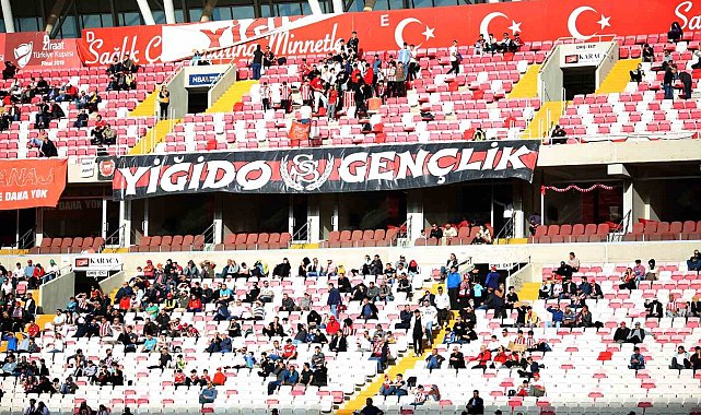 Sivassporlu taraftarlar iftar nedeniyle maça ilgi gösteremedi