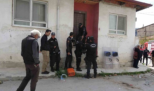 Şizofreni hastası adam evde ne varsa sokağa atıp, havalı tabancayla ateş açtı