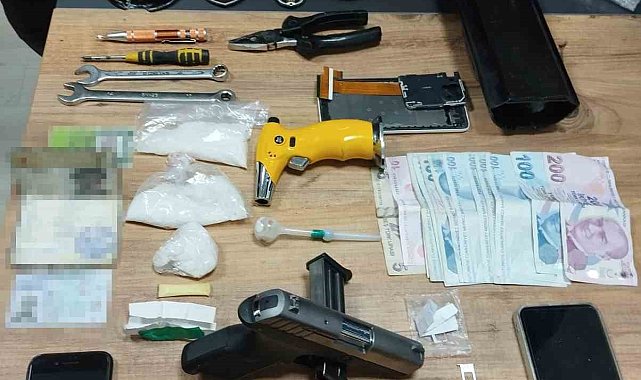 Sokak ortasındaki uyuşturucu alışverişi kameraya takıldı