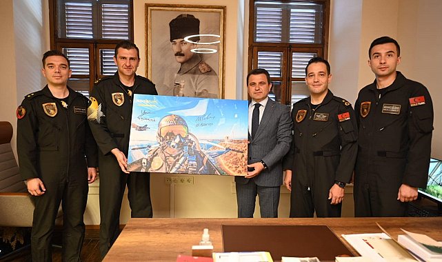 SOLOTÜRK pilotlarından Alan Başkanı Kaşdemir'e, Şehitler Abidesi yakınında havada çekilmiş imzalı fotoğraf