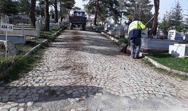 Sorgun Belediyesi mezarlıkta bayram temizliği yaptı