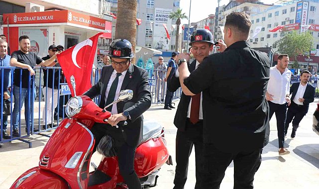 Sözünü tutan CHP Lideri Özel, büyükşehir belediyesine kırmızı motosikletle gitti