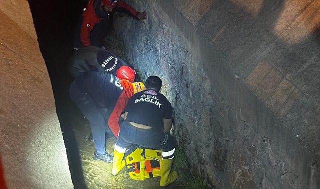 Sulama kanalına düşen sürücüyü itfaiye kurtardı