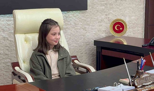 Sultanbeyli Kaymakamı Şahin, koltuğunu küçük Berra'ya bıraktı