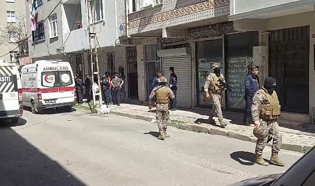 Sultanbeyli'de bir kişi kendini eve kilitledi, devreye özel harekat polisleri girdi