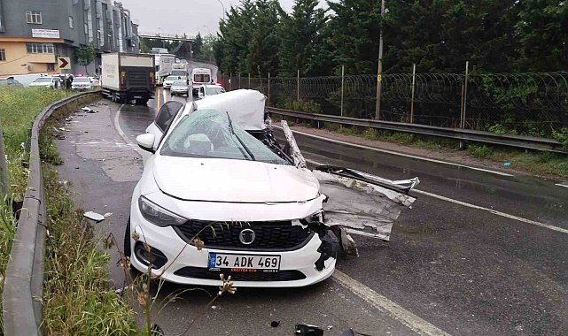 Sultanbeyli'de kamyon ile otomobil çarpıştı: 2 ölü, 4 yaralı