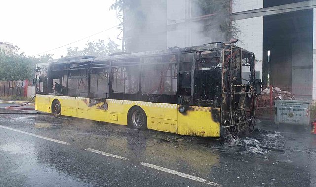 Sultanbeyli'de seyir halindeki İETT otobüsü alev alev yandı