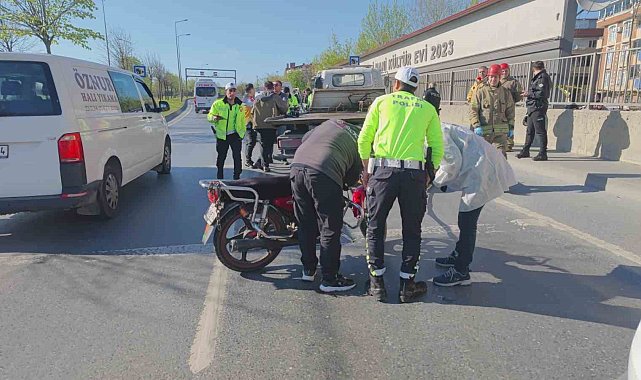 Sultangazi'de duvar ile trafik uyarı levhası arasına sıkışan motosikletli hayatını kaybetti