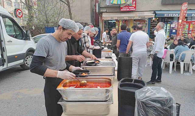 Sultangazi'de geleneksel sokak iftarı düzenlendi, bin 500 kişi aynı sofrada buluştu