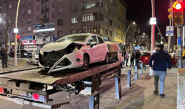 Sultangazi'de iki otomobil çarpıştı: 2 yaralı