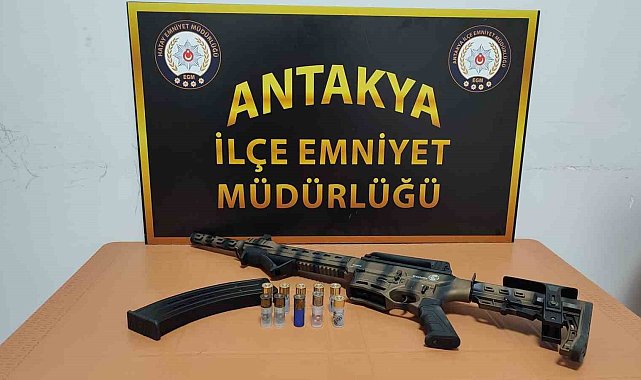 Şüphe üzerine durdurulan şahsın üzerinde ve aracında silah ele geçirildi