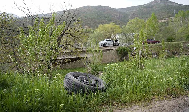 Sürücüsünün direksiyon hakimiyetini kaybettiği otomobil köprü korkuluklarına çarparak durabildi