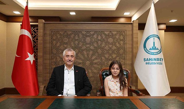 Tahmazoğlu koltuğunu depremzede öğrenciye devretti