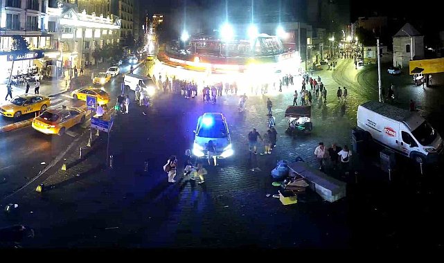 Taksim Meydanı&#039;nda geçtiğimiz yaz meydana gelen olayın görüntüleri ortaya çıktı: Kadınlar polis otosuna saldırdı, karakolu birbirine kattı