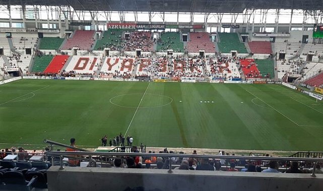 Taraftarlar maçtan 3 saat önce sahayı doldurmaya başladı