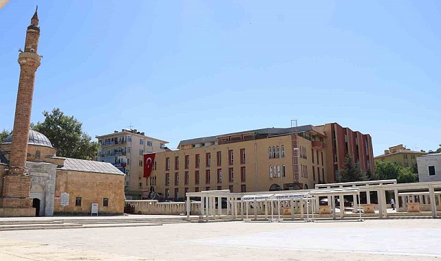 Tarihi çarşı bayrama hazırlanıyor