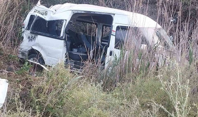 Tarım işçilerini taşıyan minibüs devrildi: 14 hafif yaralı