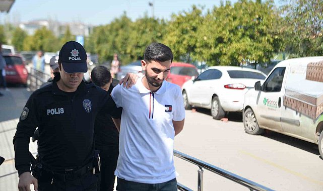 Tartıştıkları sürücüyü eşinin yanında dövüp aracını parçalayan şehir eşkıyaları tutuklandı