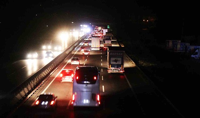 Tatilciler yola çıktı, otoyolda akıcı yoğunluk oluştu