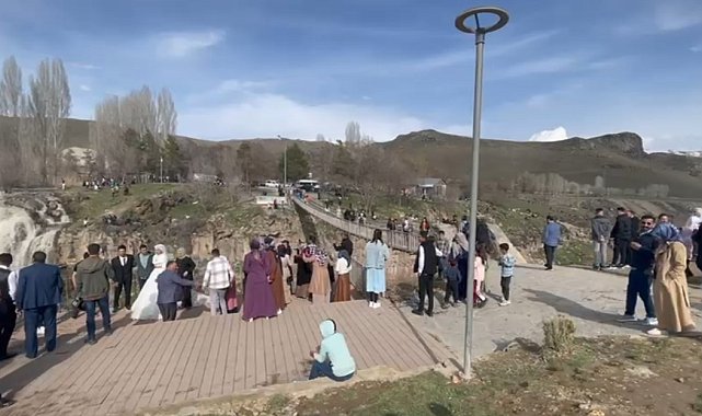 Tatili fırsat bilenler Muradiye Şelalesi'ne akın etti