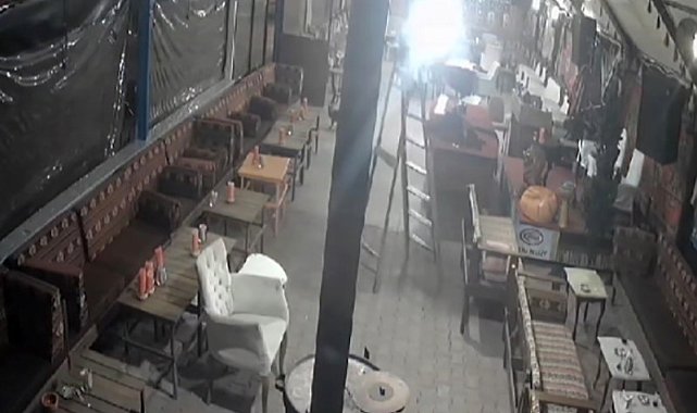 Tavandaki lambaları düzeltirken elektrik akımına kapılarak 4 metreden düştü, o anlar kameraya yansıdı