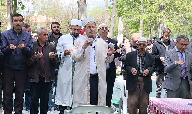 Tavas'ta yüzlere kişi yağmur duasına çıktı