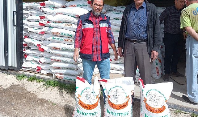 Tavşanlı'da 68 çiftçiye yüzde 50 hibeli nohut tohumu dağıtıldı