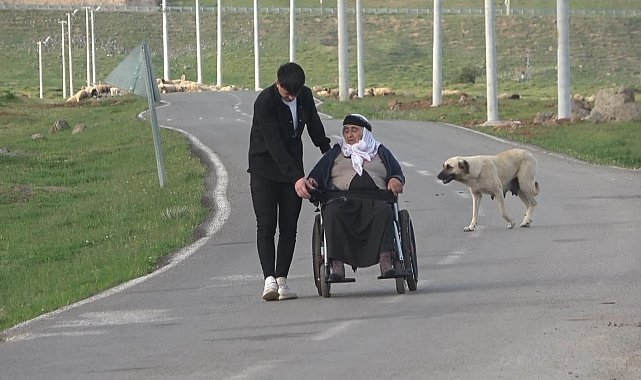 Tek manzarası tavan olan kadın, 10 yıl sonra köy meydanına çıktı