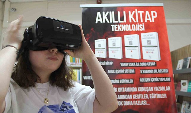 Teknoloji ile buluşan kütüphanede okurlar tarihe yolculuk yapıyor