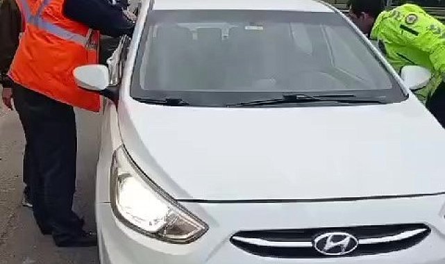 TEM Otoyolu'nda araçta hareketsiz yatan şahıs polisi harekete geçirdi