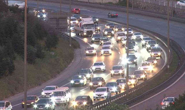 TEM Otoyolu'nun Kocaeli geçişinde bayram trafiği yoğunluğu
