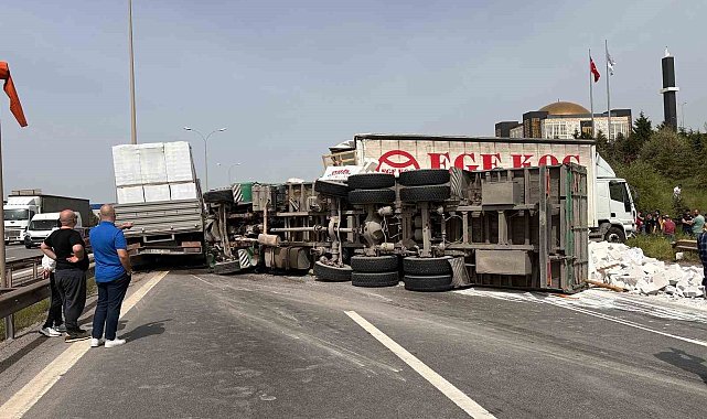 TEM otoyolunda büyük kaza, yol trafiğe kapandı