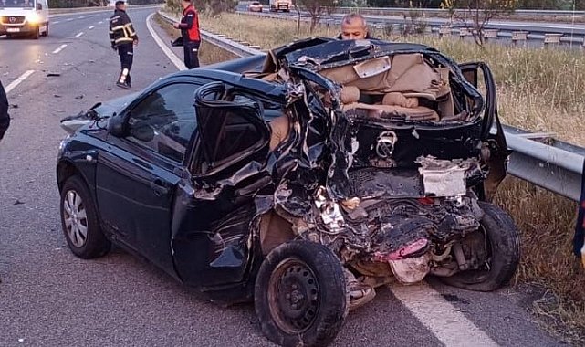 Tırın çarptığı otomobil hurdaya döndü: 1'i ağır 2 yaralı