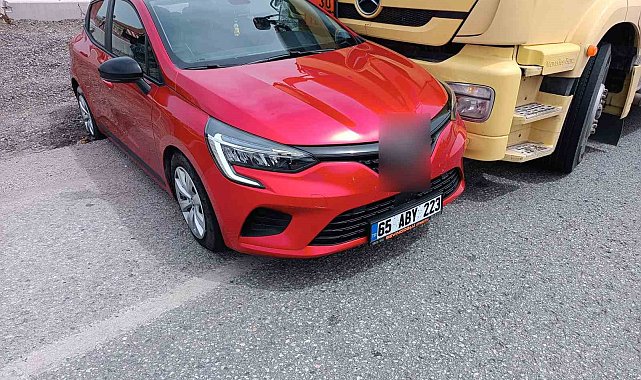 Tırın sürüklediği otomobildeki 5 kişilik aile yara almadan kurtuldu