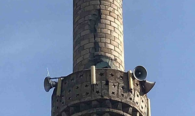 Tokat'ta cami minaresine yıldırım düştü