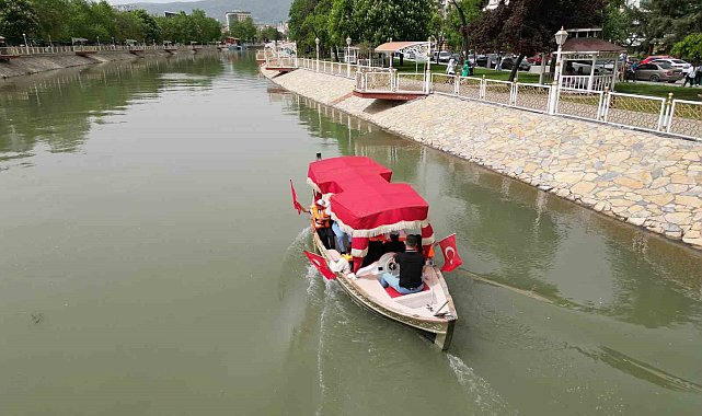 Tokat'ta depremden etkilenen çocuklar sandallarla gezdirildi
