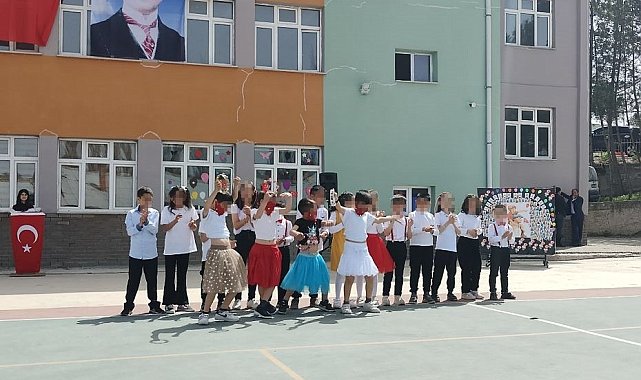 Tokat'ta erkek öğrencilere etek giydirip oynattılar