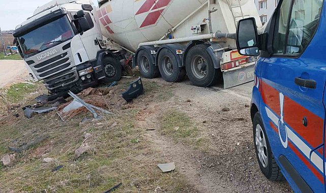 Tokat'ta feci kaza: Vatandaş yola, araç tarlaya savruldu