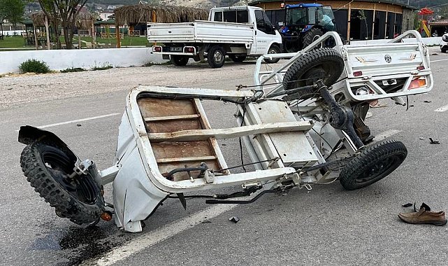 Tokat'ta tarım aracı ile otomobil çarpıştı: 1'i ağır 2 yaralı