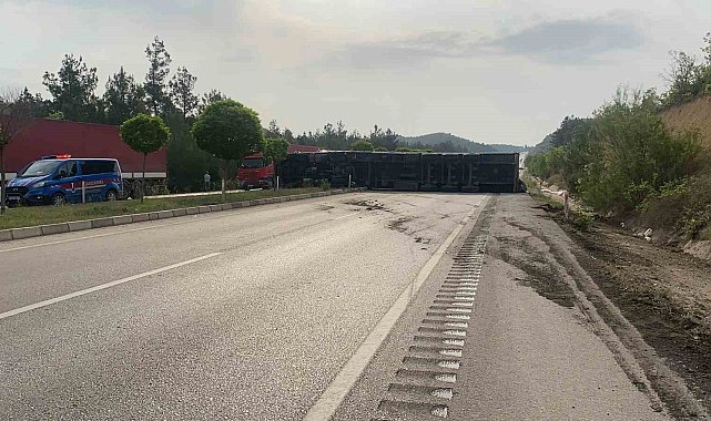 Tokat&#039;ta un yüklü tır devrildi: Un çuvalları yola savruldu