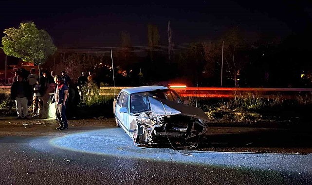 Tokat'ta virajı alamayan otomobil bariyerlere çarptı: 2 yaralı