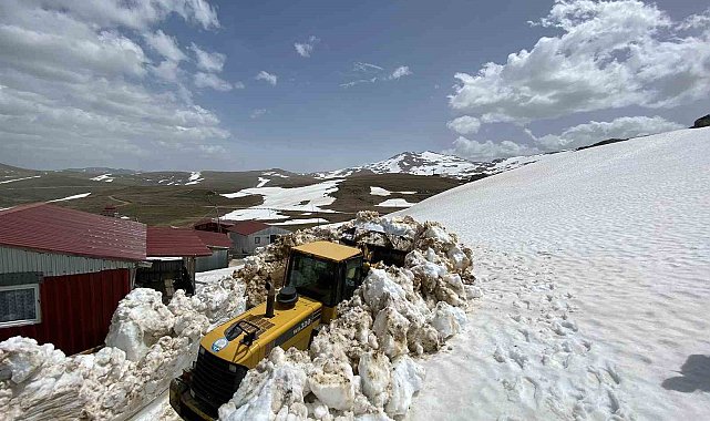Trabzon'da karla kaplı yayla yolları açılıyor